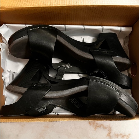 Dansko Black Women's Sandals - Picture 7 of 7